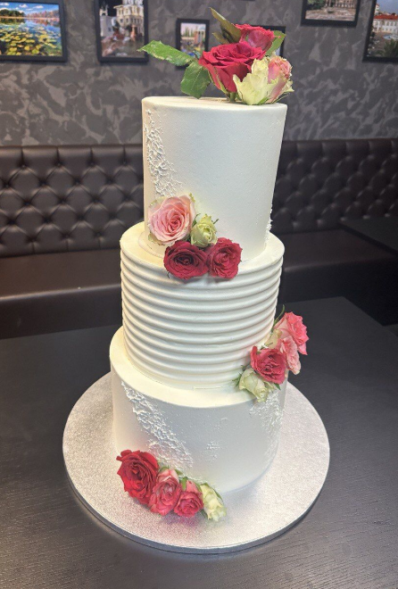 Dreistöckige Hochzeitstorte mit Rosen